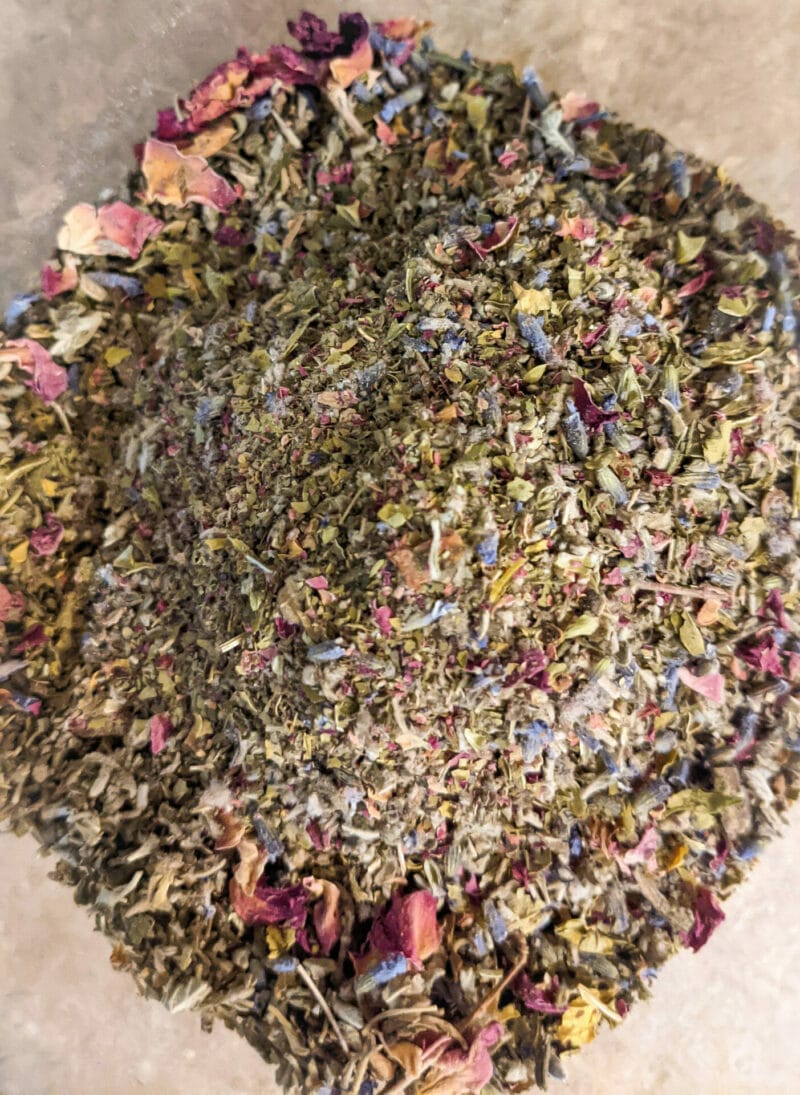 Mezcla de hierbas ecológicas de Smokably - gordolobo, escutelaria, damiana, lavanda y rosa
