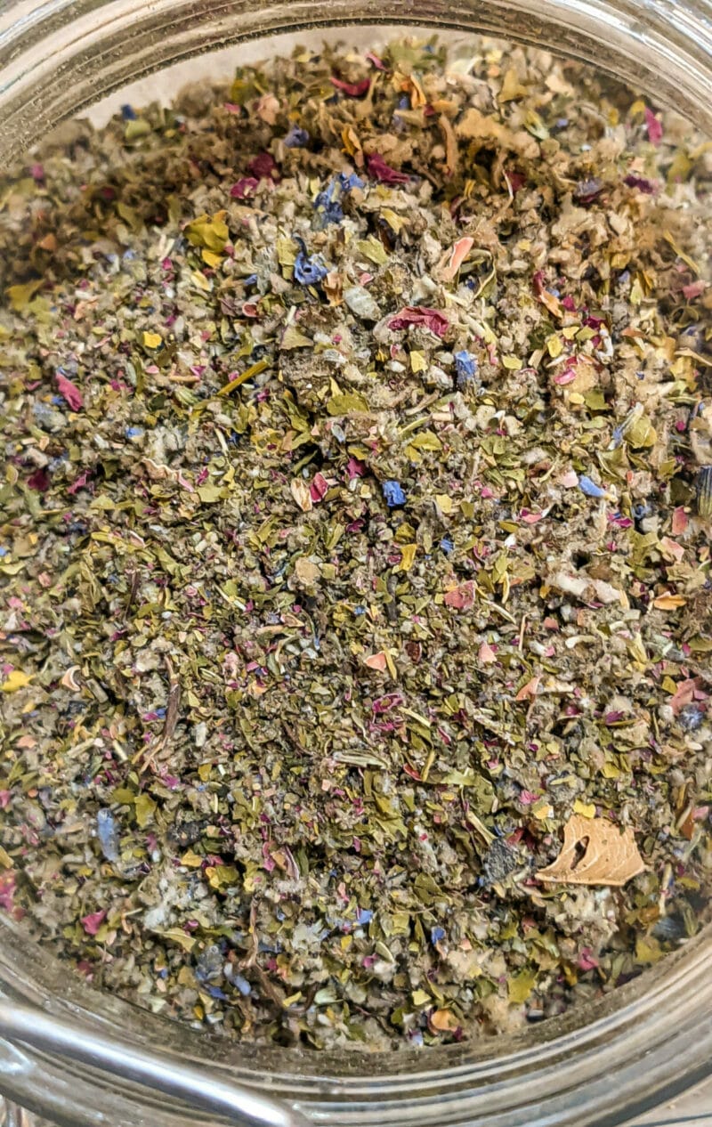 Mélange d'herbes biologiques de Smokably - molène, scutellaire, damiana, lavande et rose