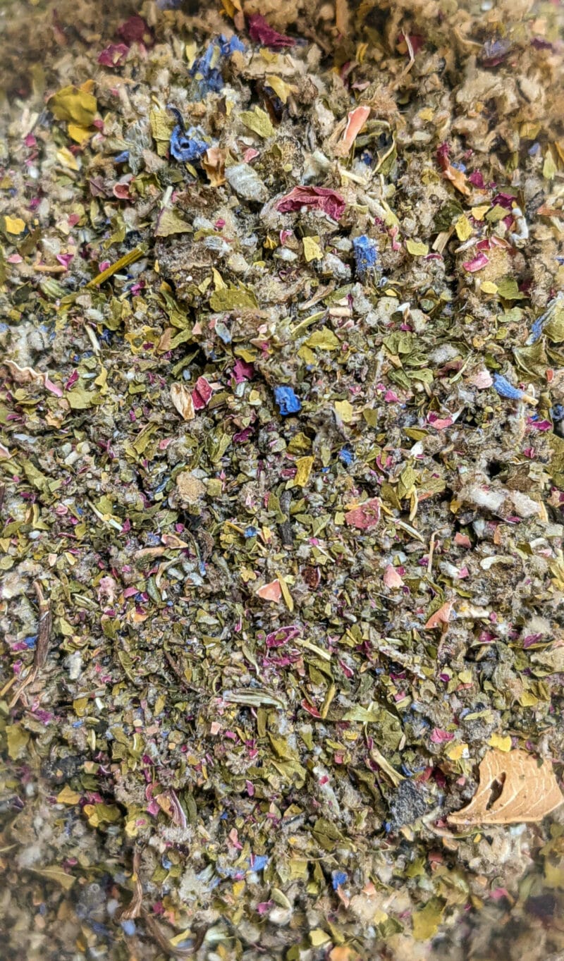 Mezcla de hierbas ecológicas de Smokably - gordolobo, escutelaria, damiana, lavanda y rosa